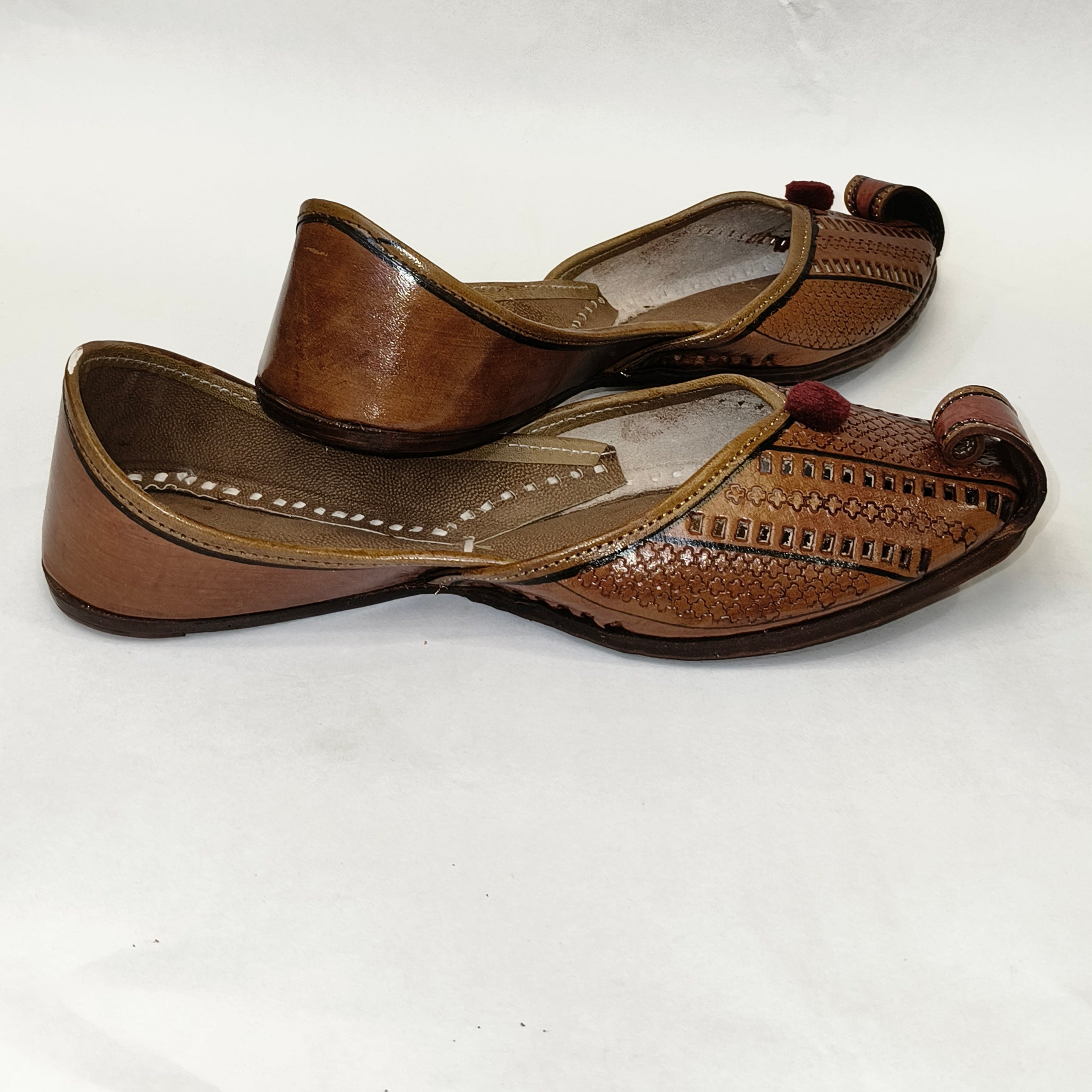 Punjabi Jutti Heavy Leather Pom Pom Work2518