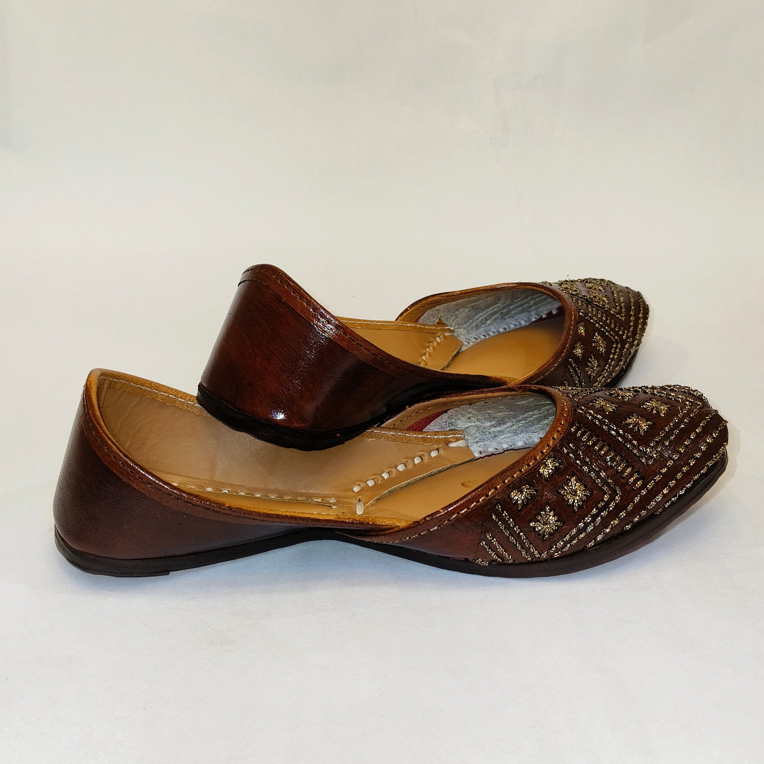 Punjabi Jutti Heavy Aari Work2512