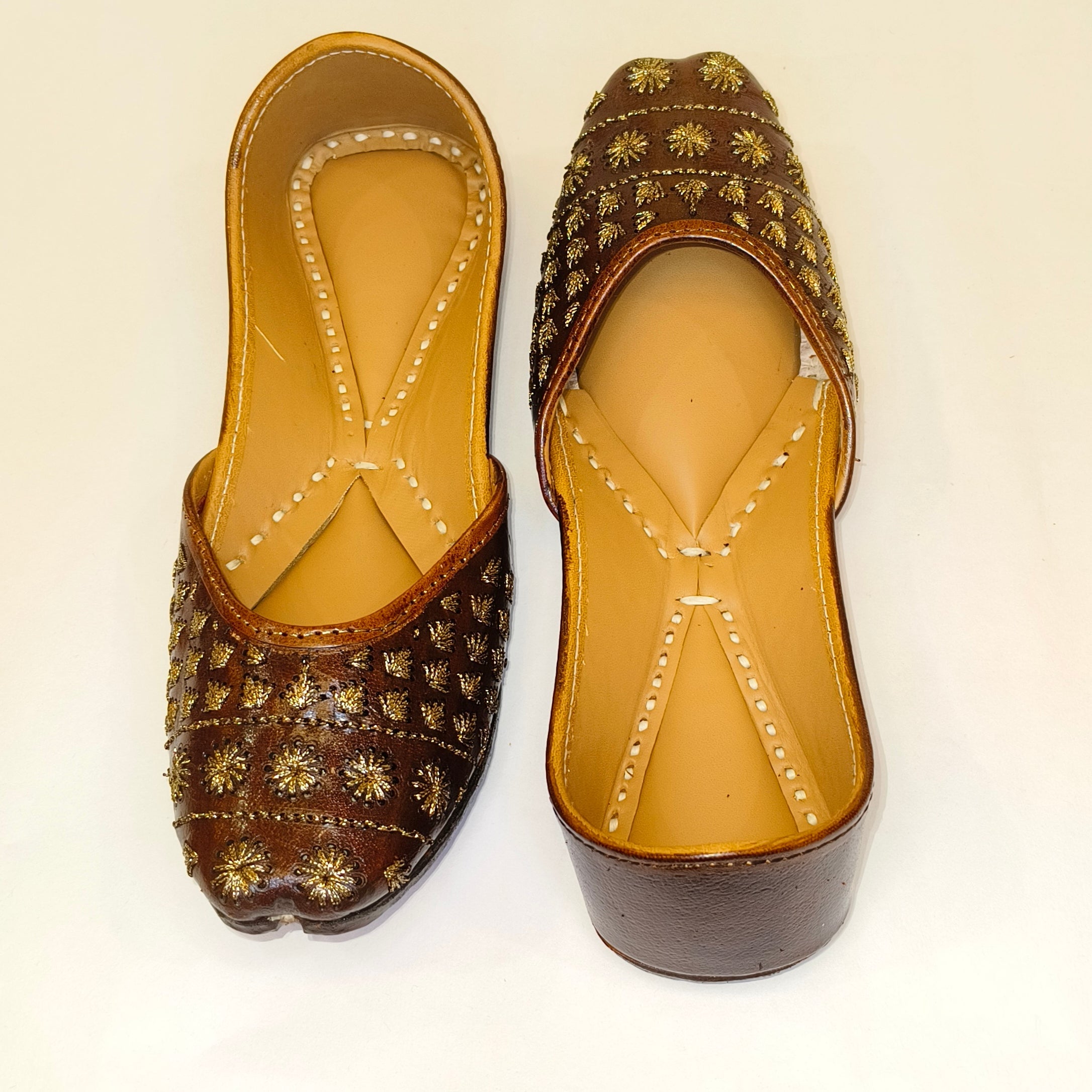 Punjabi Jutti Heavy Aari Work2511