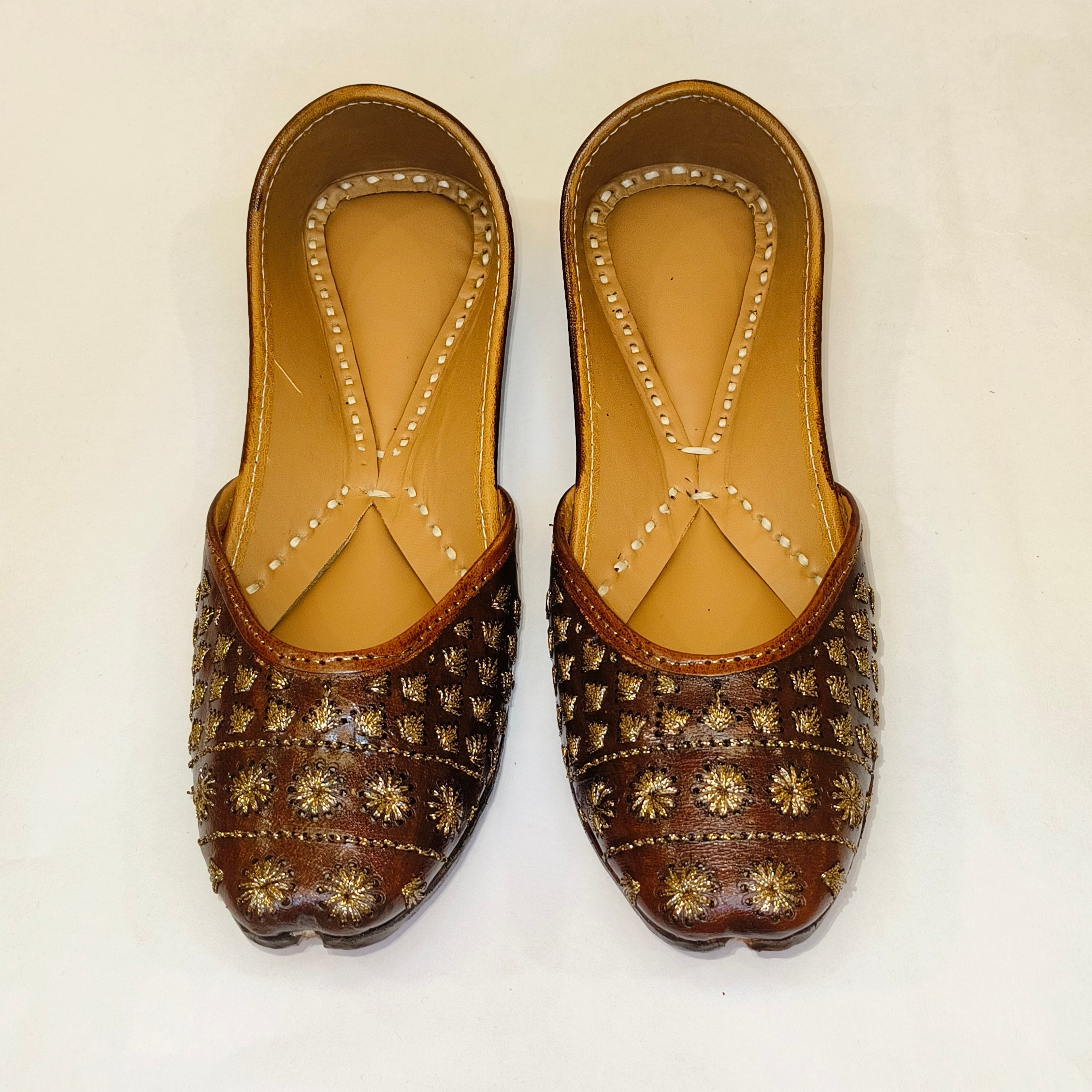 Punjabi Jutti Heavy Aari Work2511