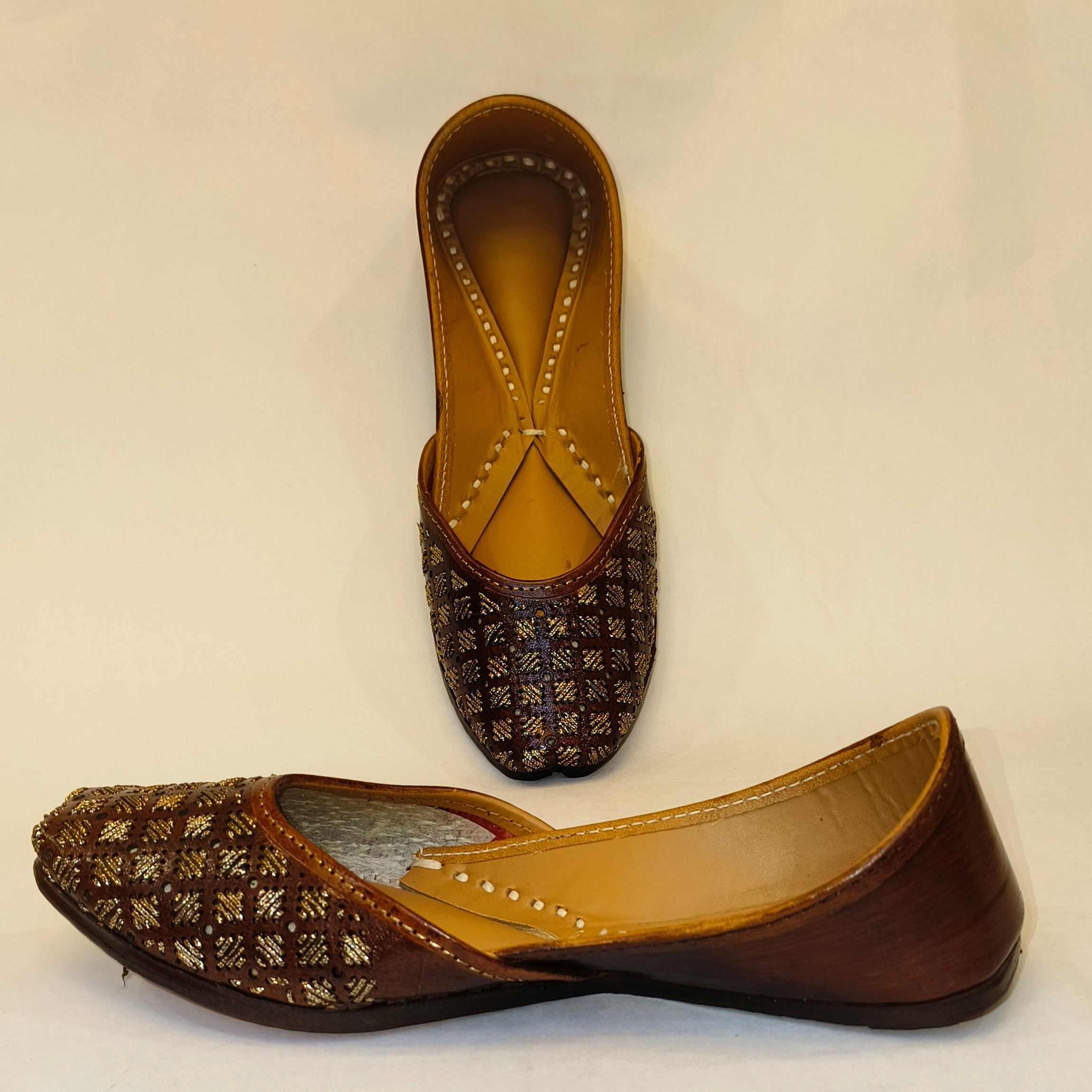 Punjabi Jutti Heavy Aari Work2509