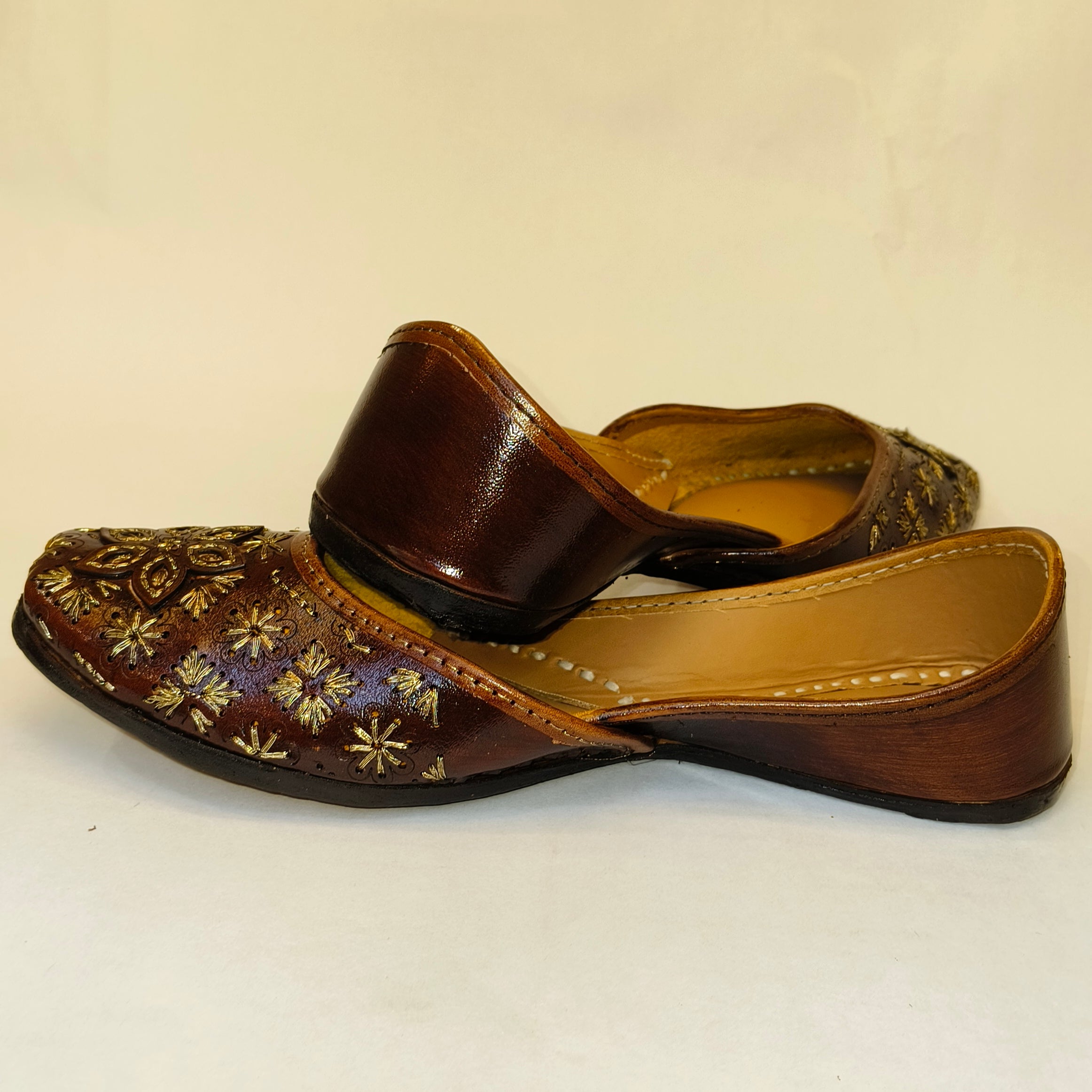 Punjabi Jutti Heavy Aari Work centre flower2507