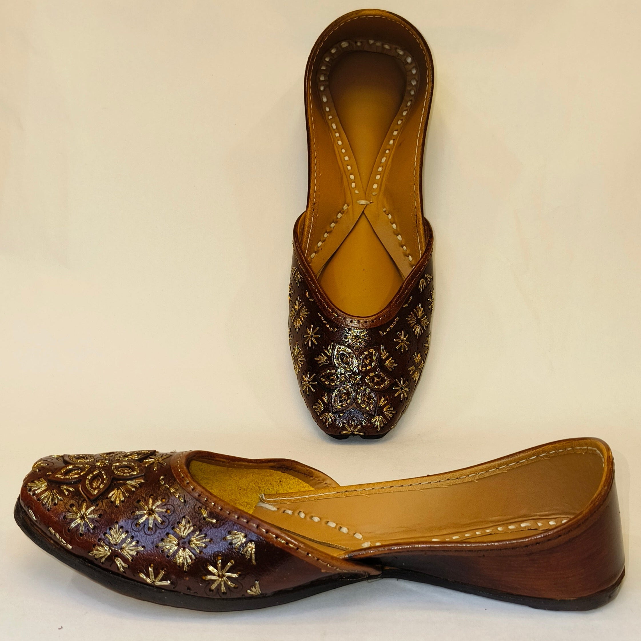 Punjabi Jutti Heavy Aari Work centre flower2507