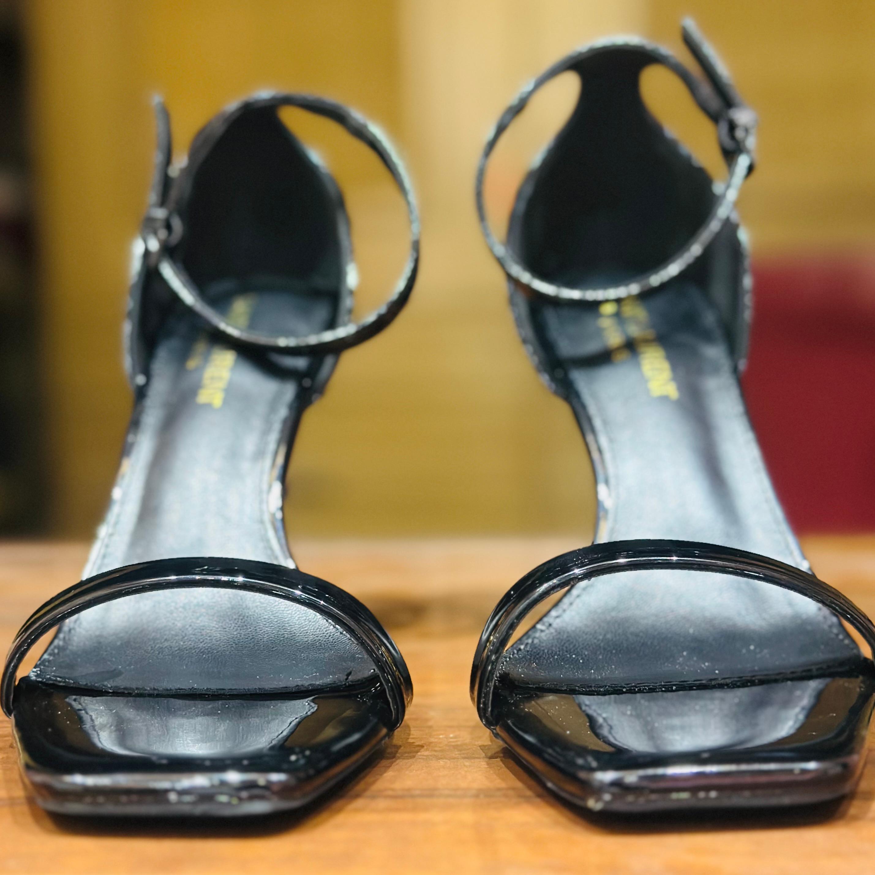 HEELS011