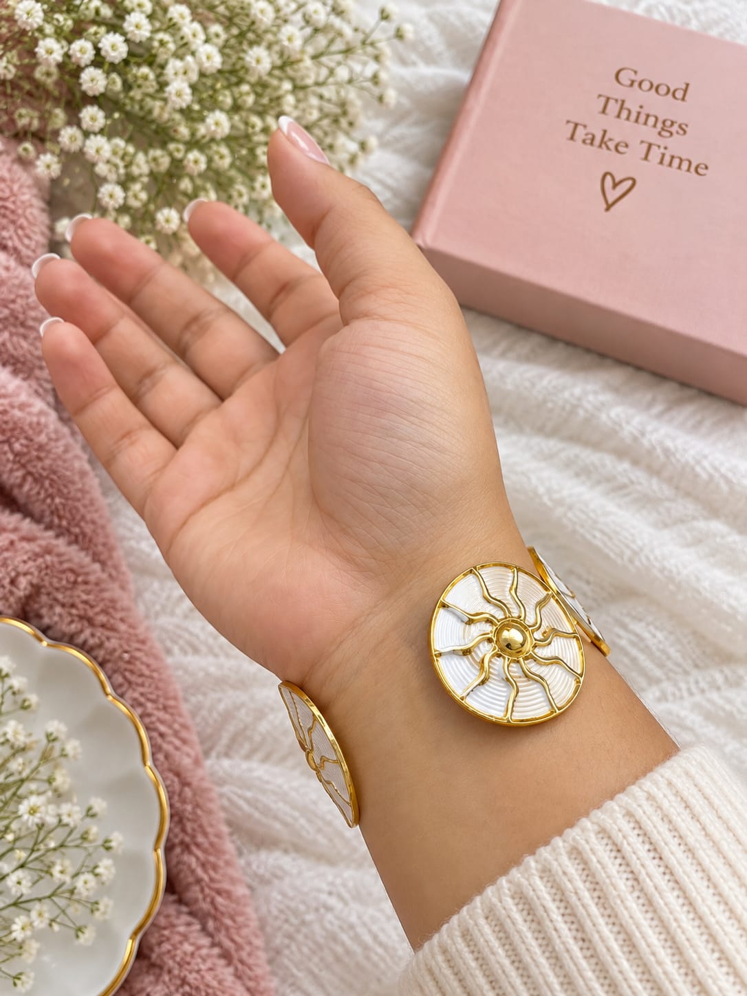 Elegant Round White Bracelet 20261601