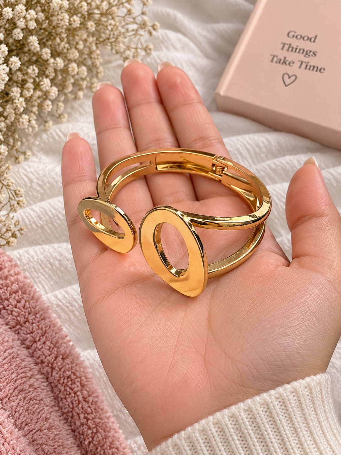 Classic Gold Elegant Bracelet 20261606