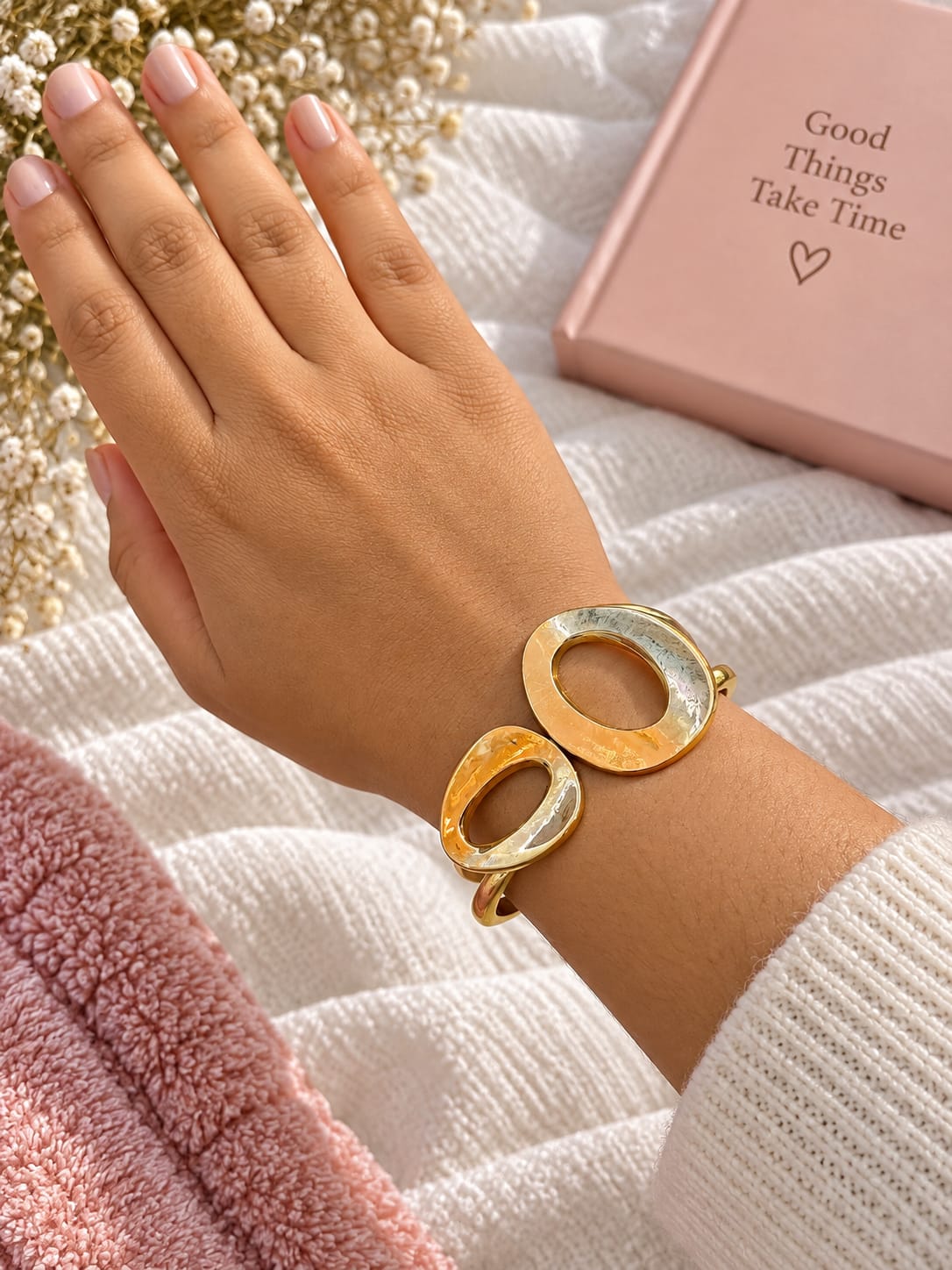 Classic Gold Elegant Bracelet 20261606