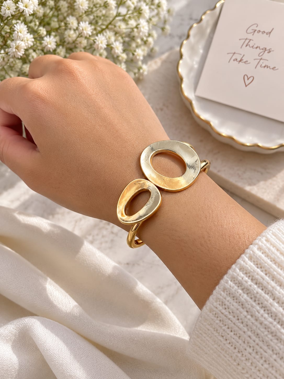 Classic Gold Elegant Bracelet 20261606