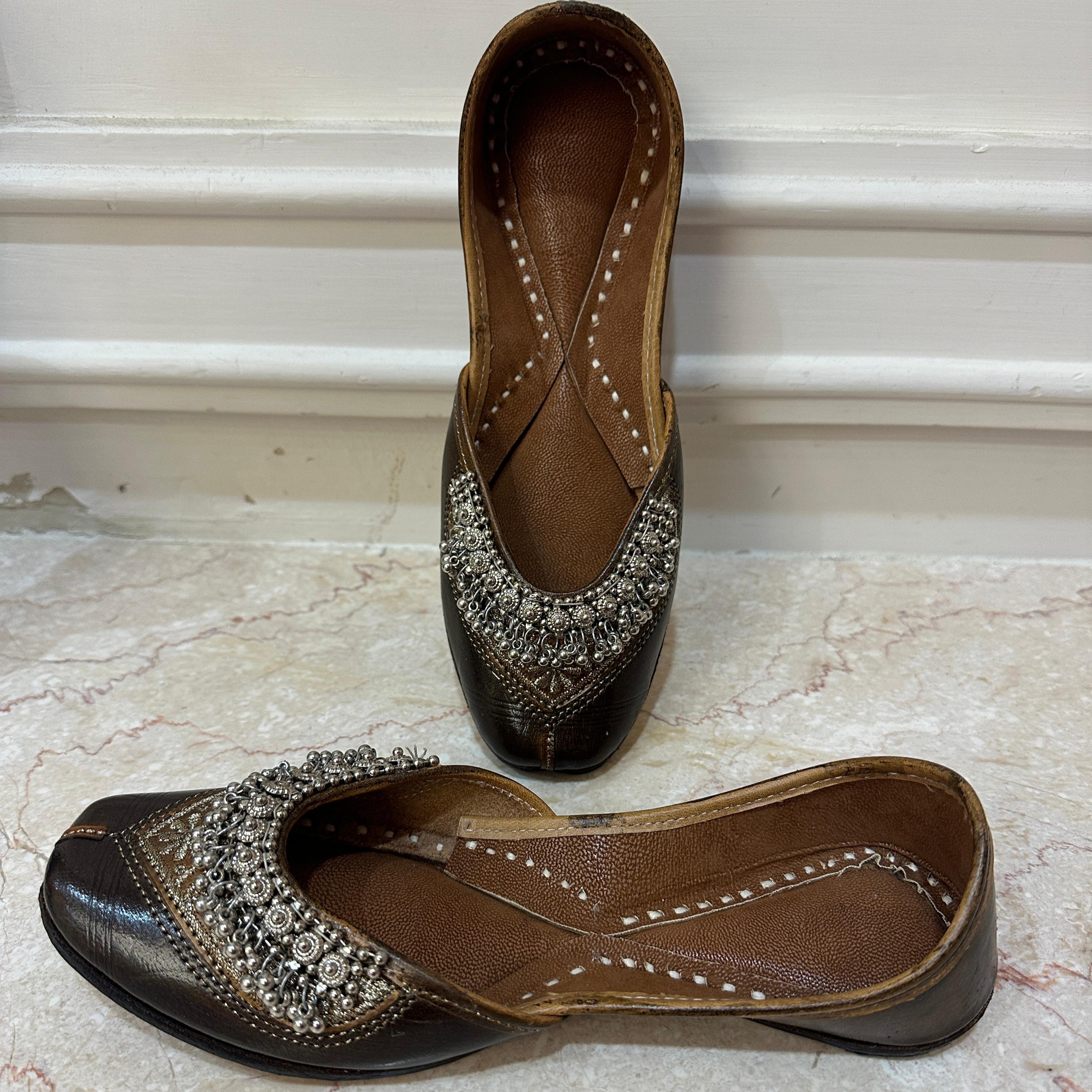 GHUNGROO Punjabi Jutti casual in leather work 03121