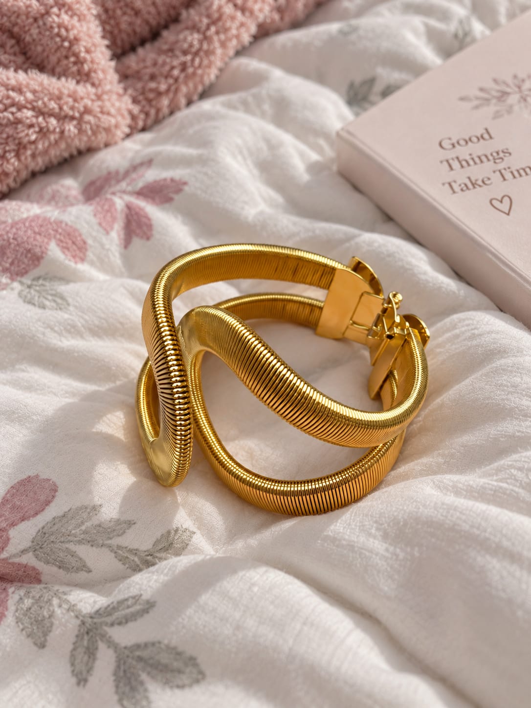 Elegant Chanel Logo Bracelet  20261510