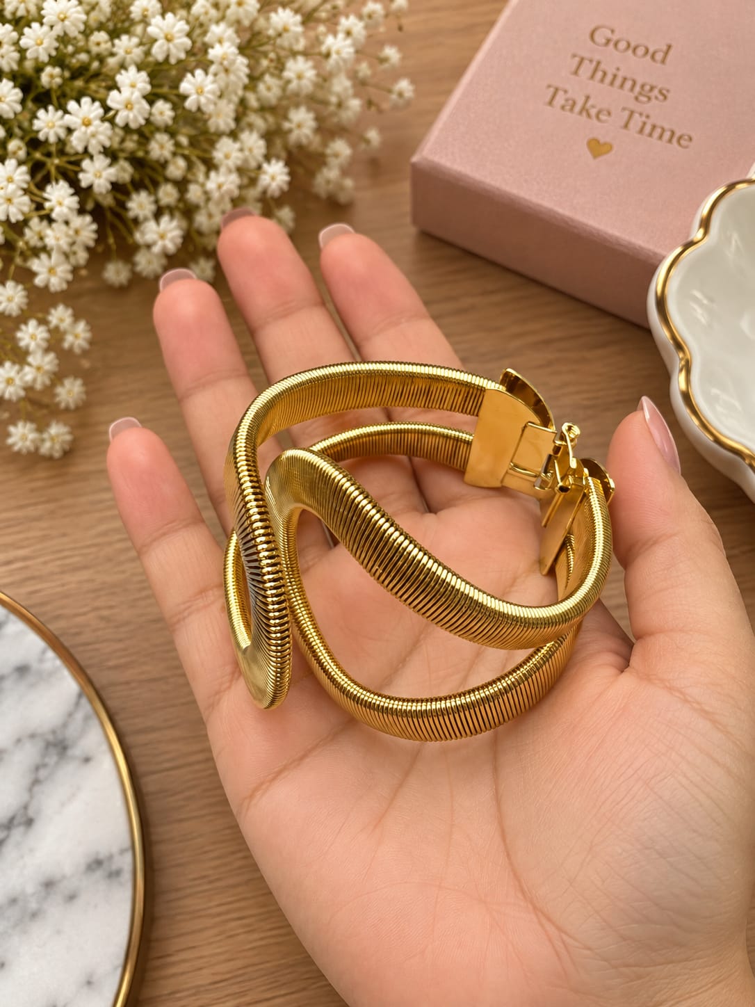 Elegant Chanel Logo Bracelet  20261510