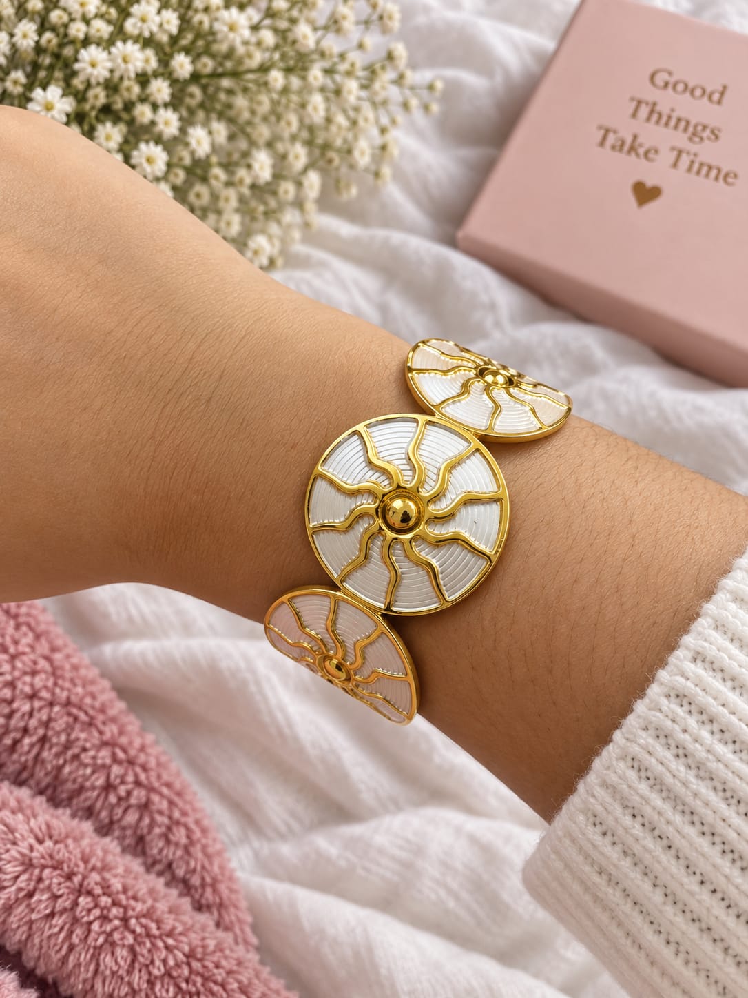 Elegant Round White Bracelet 20261601