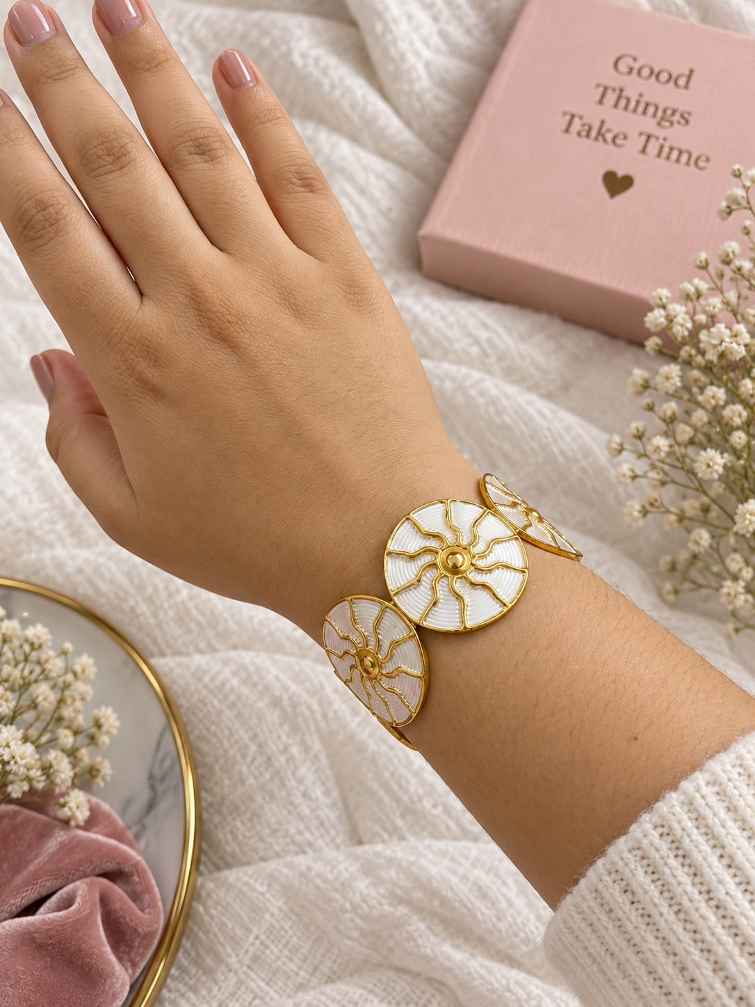 Elegant Round White Bracelet 20261601