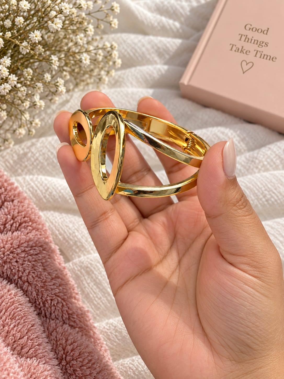 Classic Gold Elegant Bracelet 20261606
