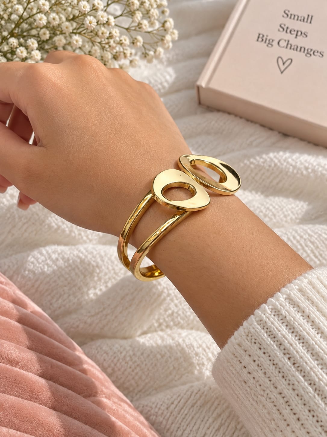 Classic Gold Elegant Bracelet 20261606